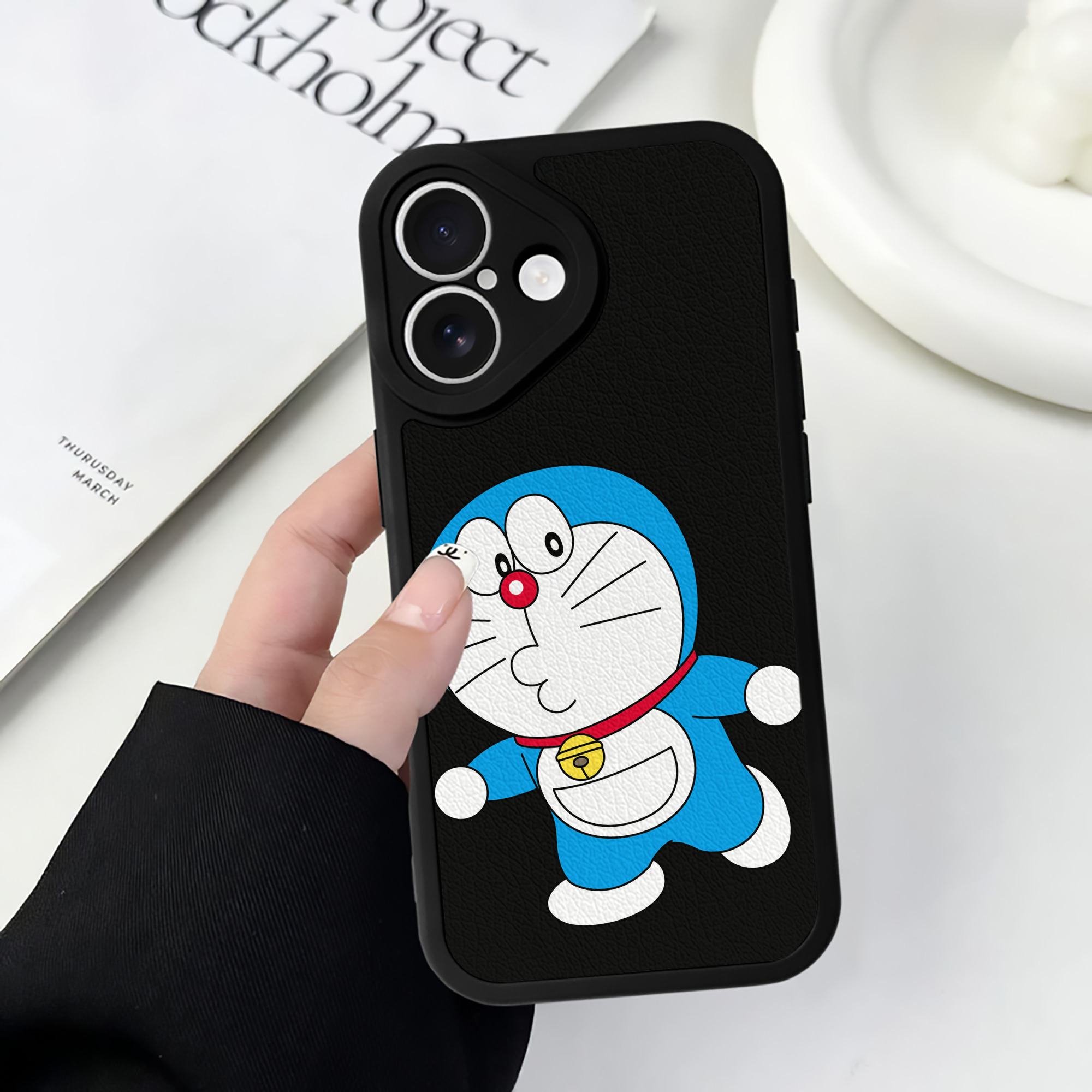 （画像用） ドラえもん Doraemon 【iPhone 16シリーズ対応】シリコンスマホケース（レザー調） 材質：シリコン